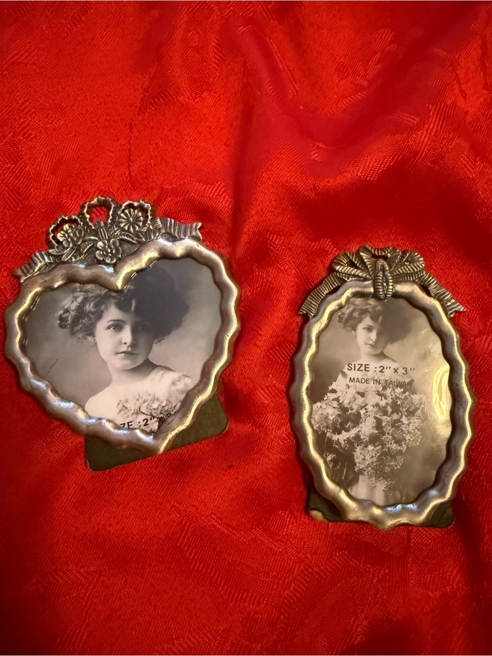 Vintage-Style Silver Heart & Ribbon Photo Frame Pair - Red